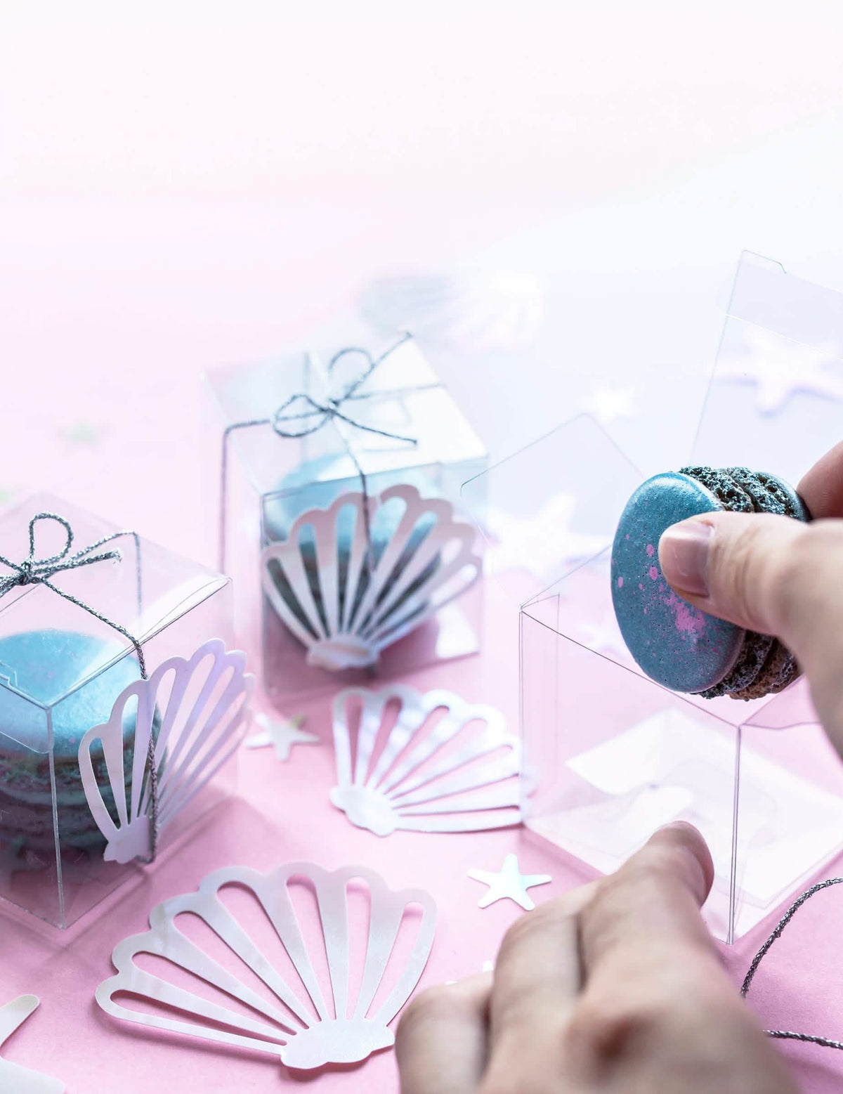 Utilisation sur boîte cadeau du confettis de table coquillages et étoiles de mer iridescents