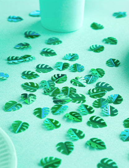 Gros plan sur les confettis de table feuilles tropicales pour décoration
