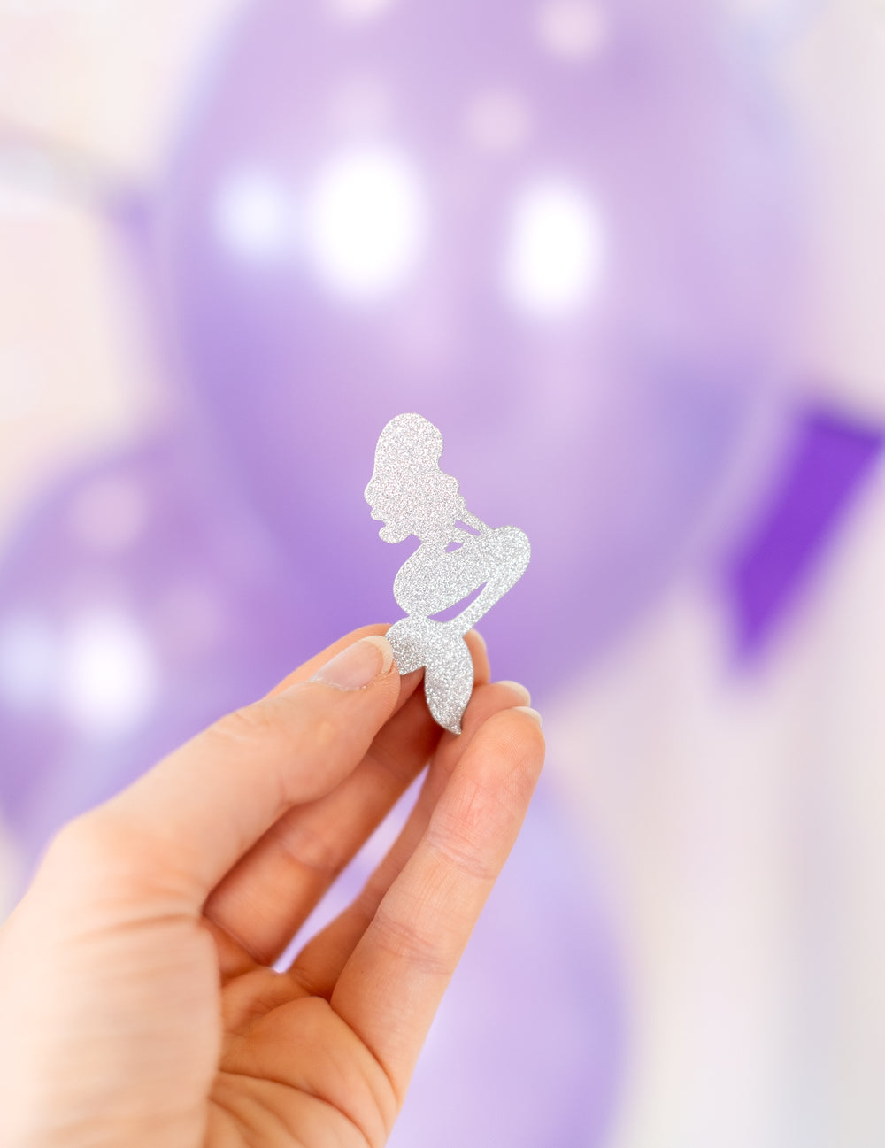 Gros plan sur un confetti argenté pailleté des confettis de table sirène