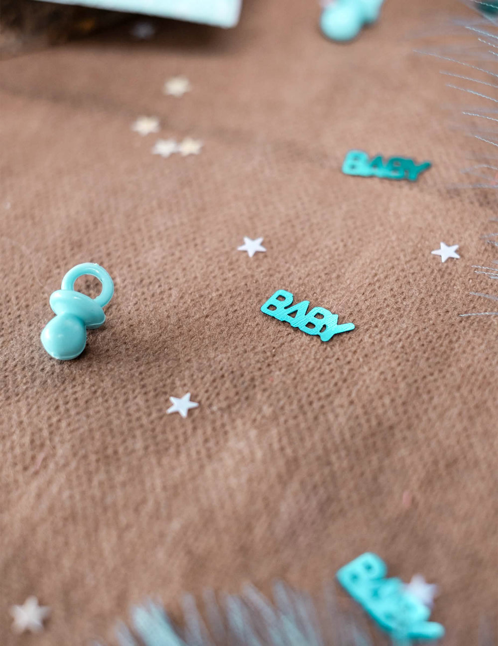 Gros plan sur les formes du confettis tétine baby pour baby shower