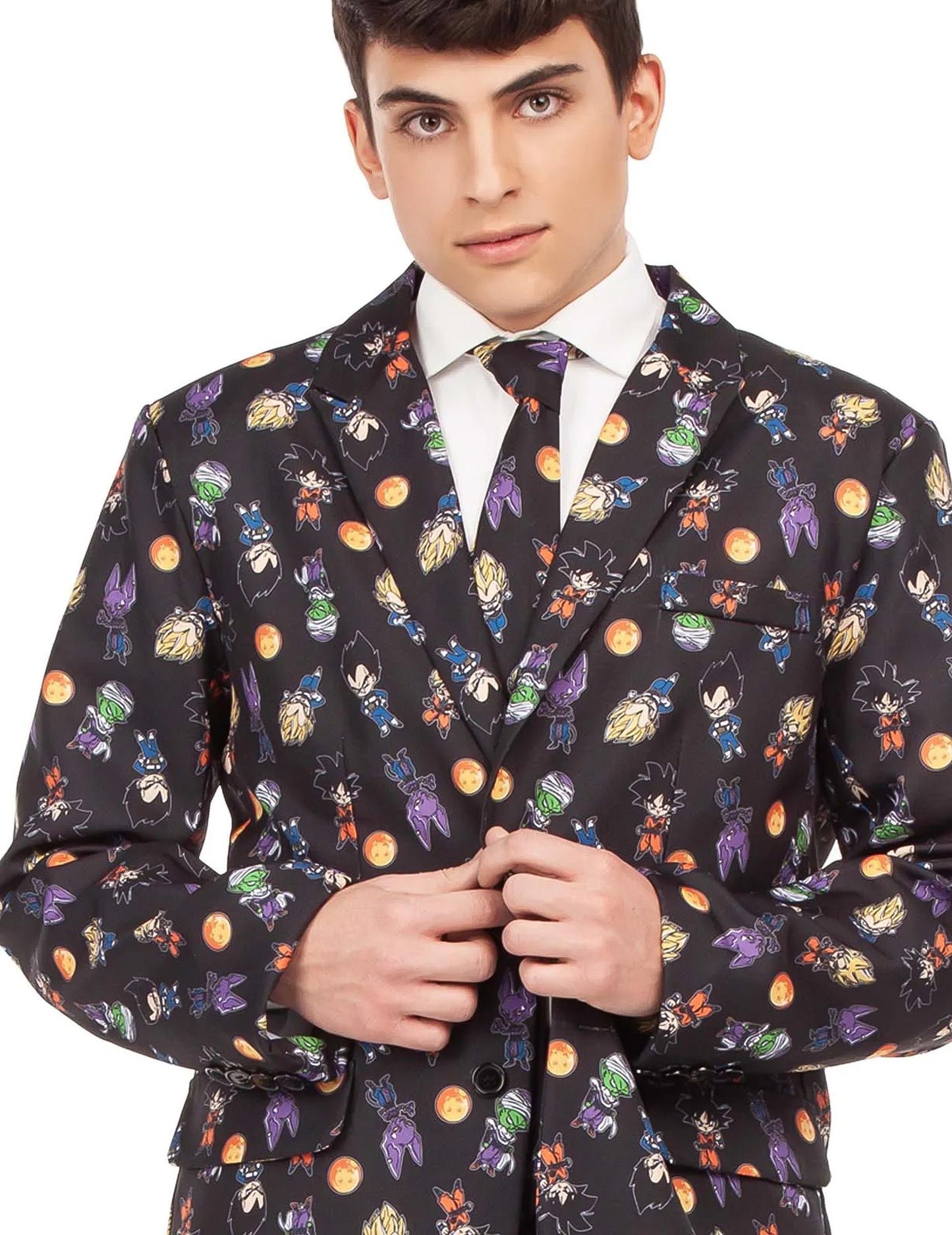 Gros plan sur la veste et la cravate du costume imprimé Dragon Ball Z pour adulte