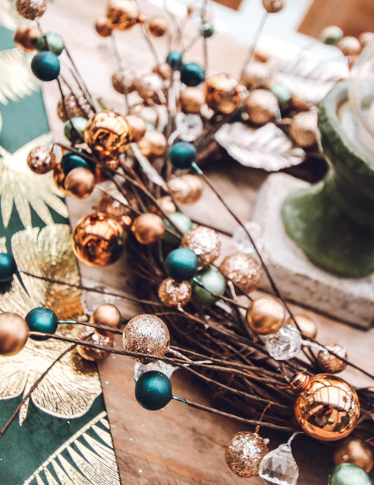 Gros plan sur les boules pailletées de la couronne décorative branches et boules pailletées pour fête