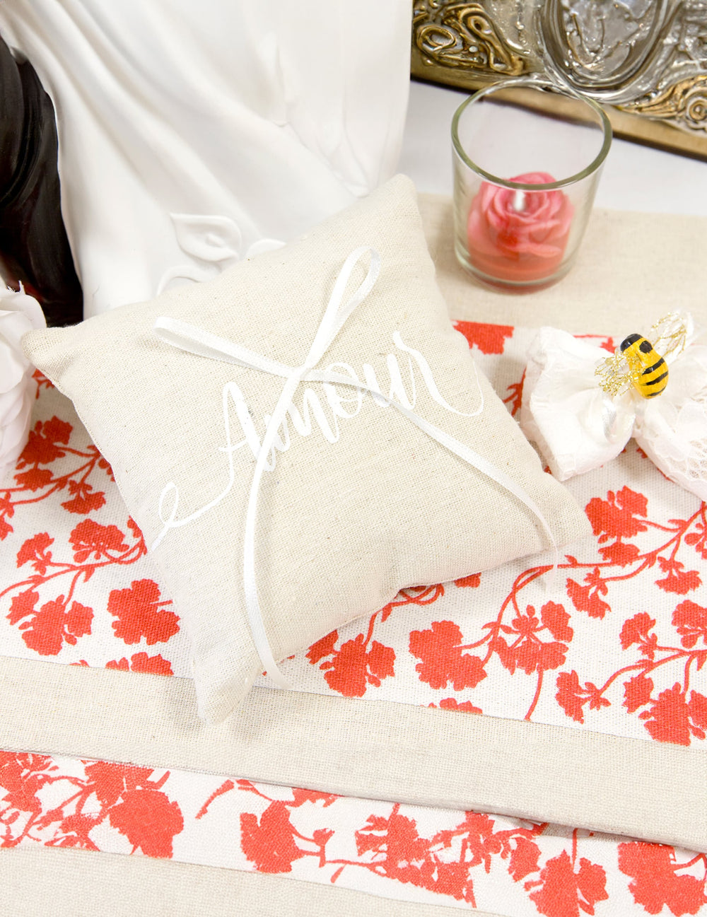 Gros plan sur l'inscription du coussin pour alliances Amour
