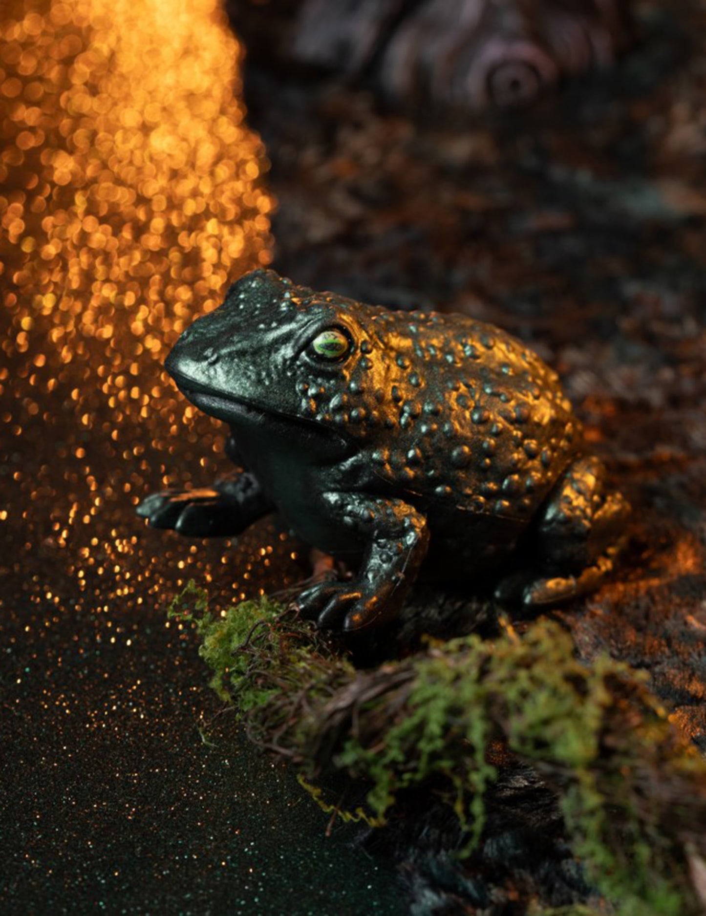 Vue de profil du crapaud en plastique vert irisé