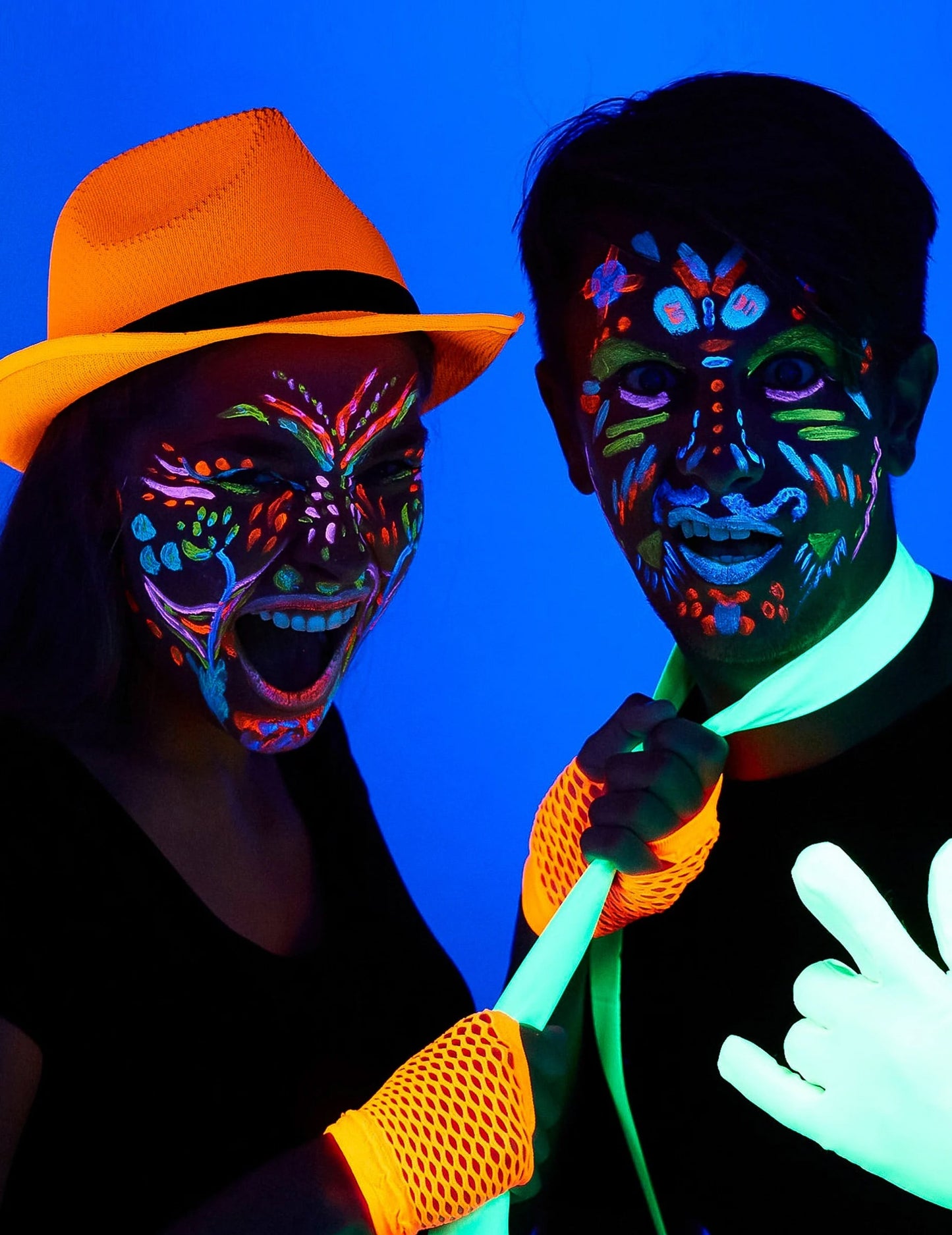 Maquillage fluorescent réalisé avec la crème maquillage professionnelle UV pour adulte et enfant