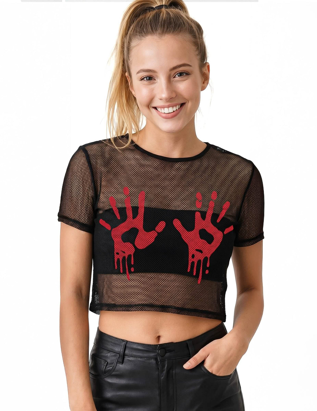 Musta verkkokankainen crop top verisillä käsillä aikuinen