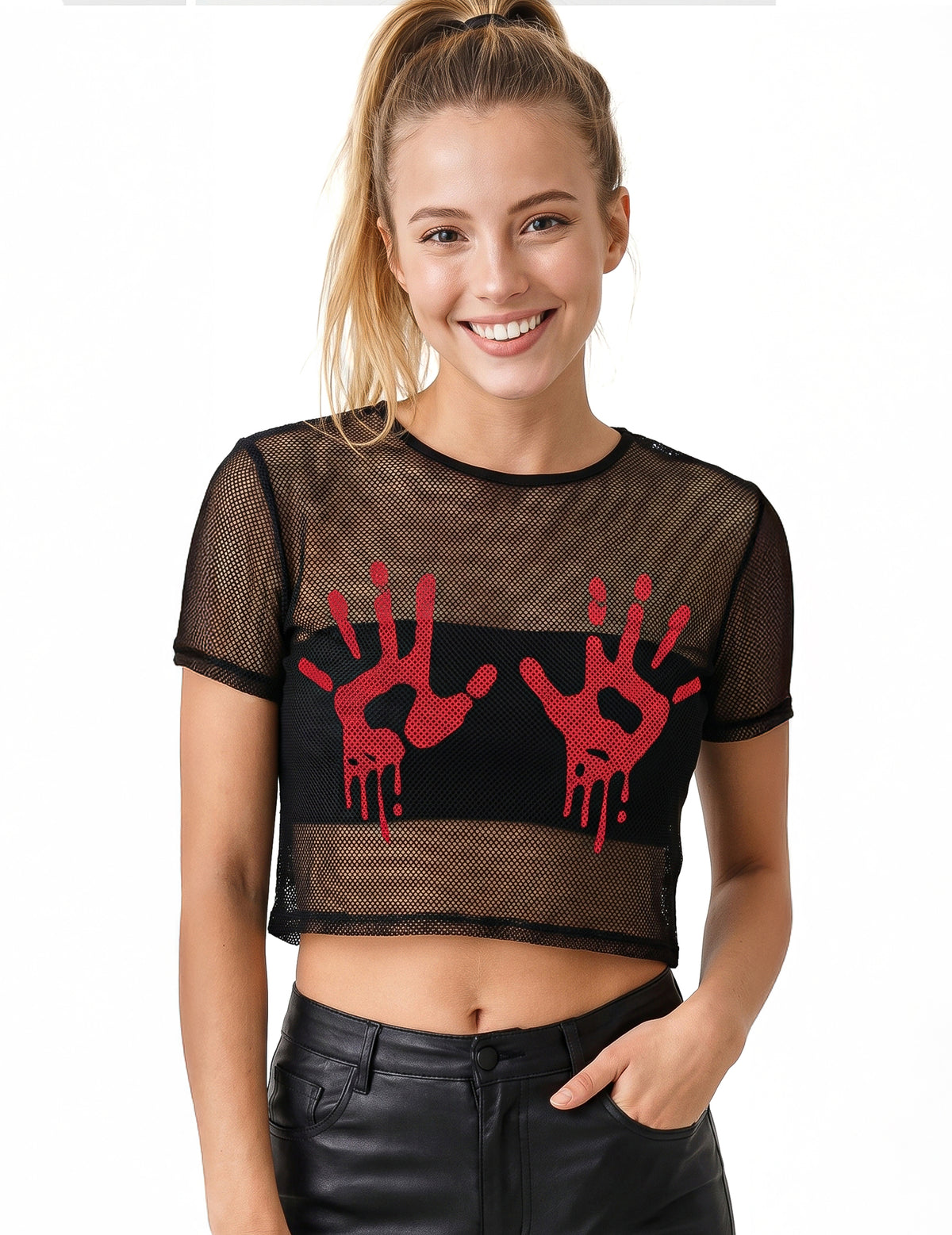 Musta verkkokankainen crop top verisillä käsillä aikuinen