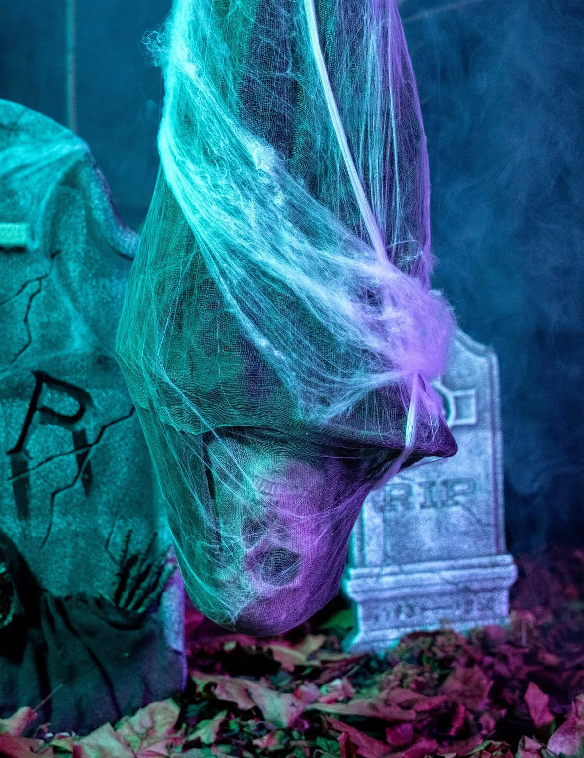 Ripustettava halloween-koriste: valkoinen kotelokeho, jossa on kallo ja hämähäkinseittejä