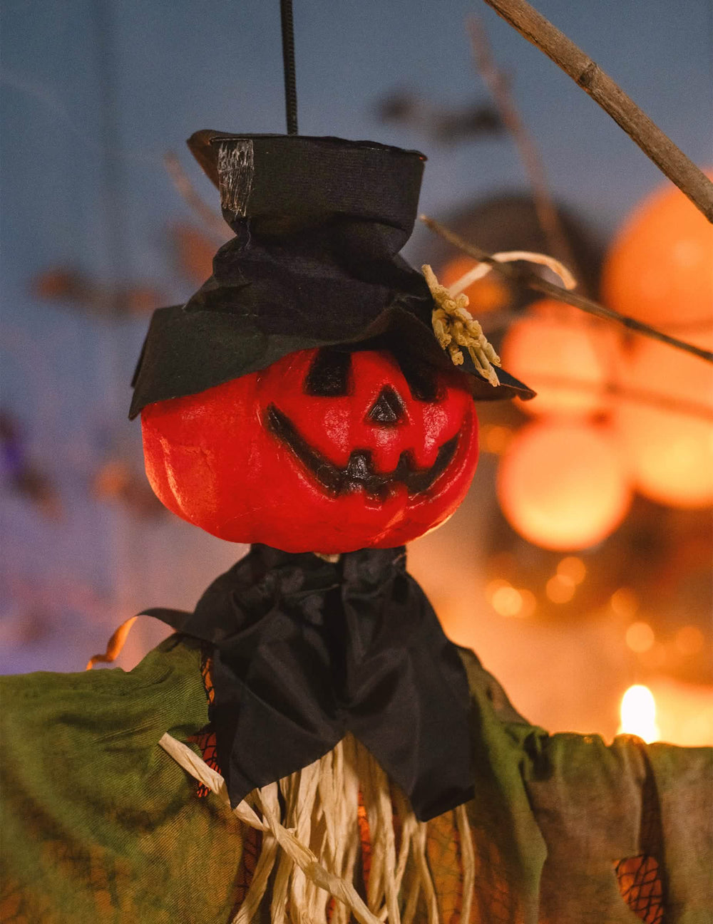 Lähikuva halloweeniin ripustettavan kurpitsat-kurpitsakoristeen kasvosta