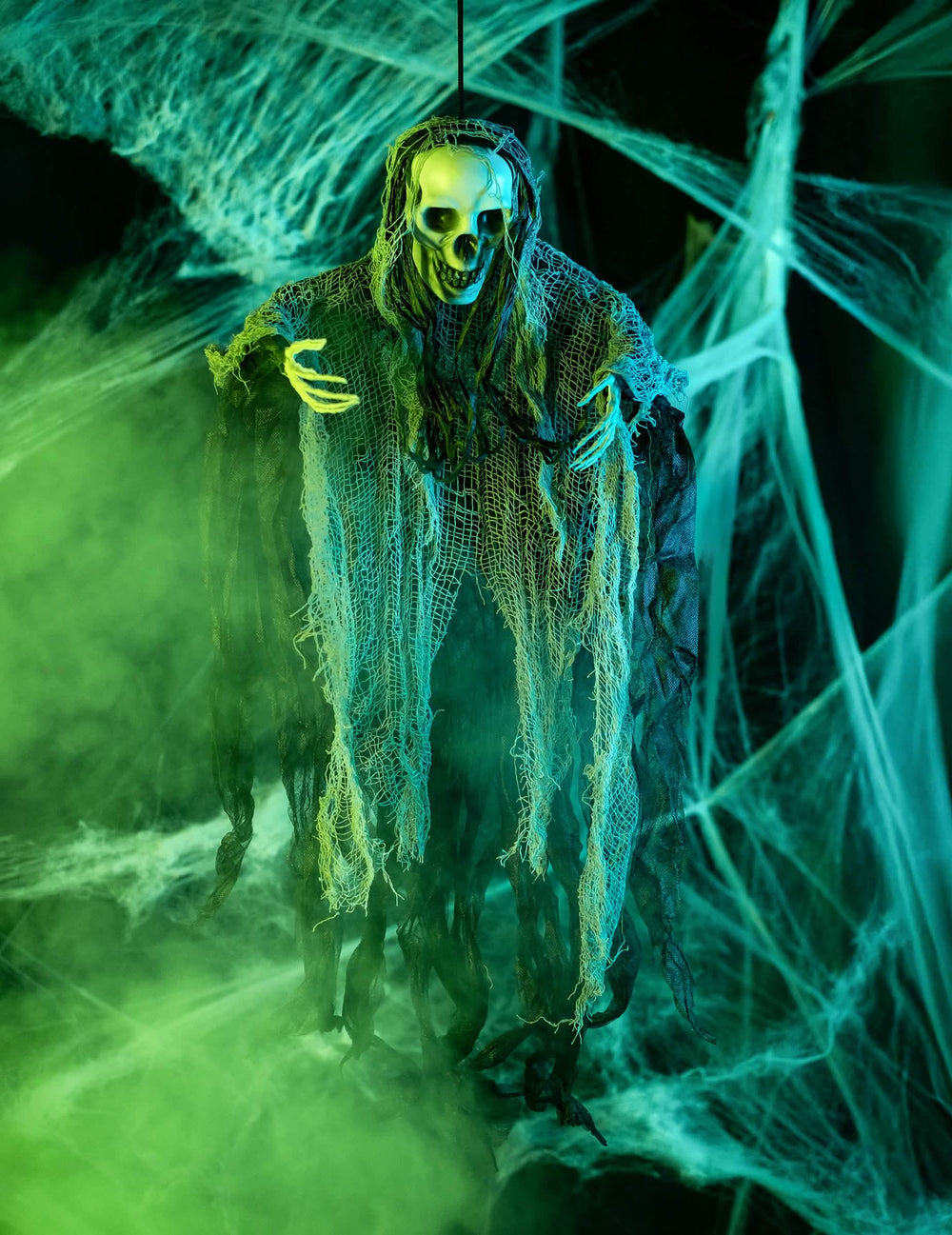 Mise en situation dans un décor terrifiant de la décoration à suspendre faucheuse Halloween