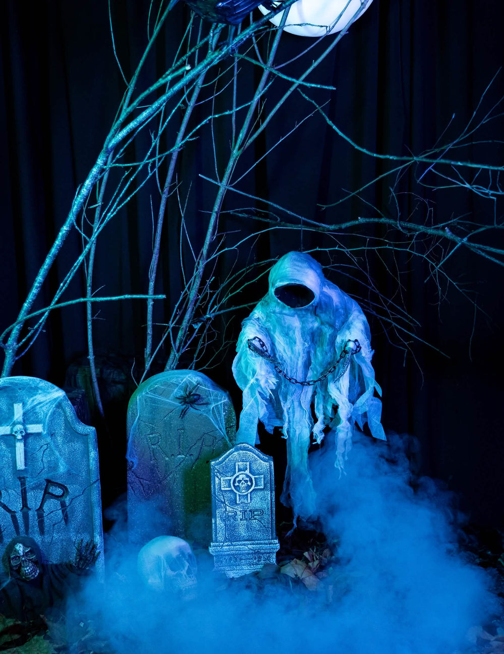 Mise en situation dans un décor de cimetière de la décoration à suspendre squelette enchaîné