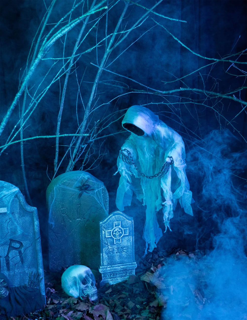 Décoration à suspendre squelette enchaîné pour Halloween blanc et bleu lumineux