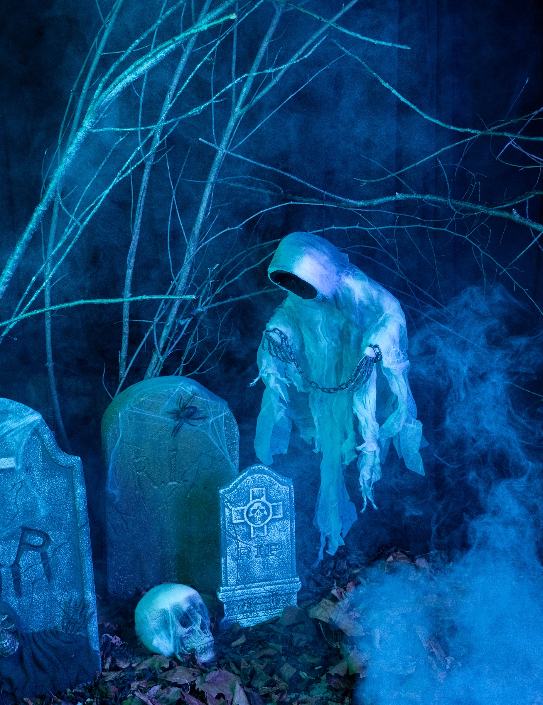 Décoration à suspendre squelette enchaîné pour Halloween blanc et bleu lumineux