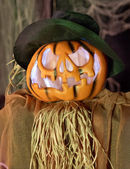 Gros plan sur le visage lumineux de la décoration animée Citrouille maléfique