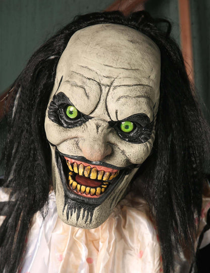 Gros plan sur le visage de la décoration animée Clown Terrifiant avec Enfant Suspendu
