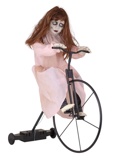 Liike ja valokoristeet riivatusta pikkup tytöstä pyörällä halloweeniin, vaaleanpunainen mekko liikkeellä