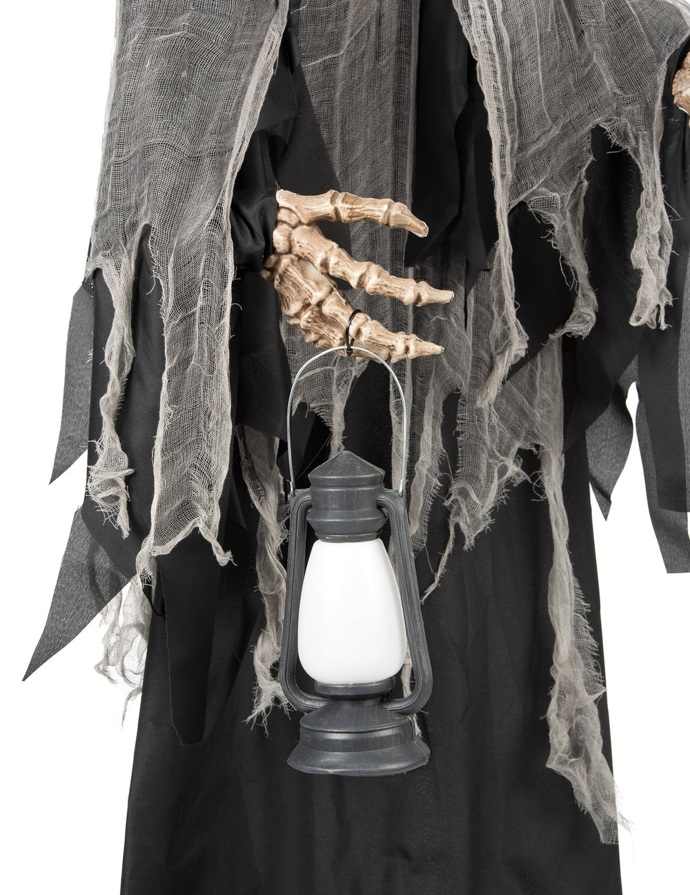 Détail de la lanterne tenue par la main squelettique de la décoration animée sonore et lumineuse Faucheuse Brillante