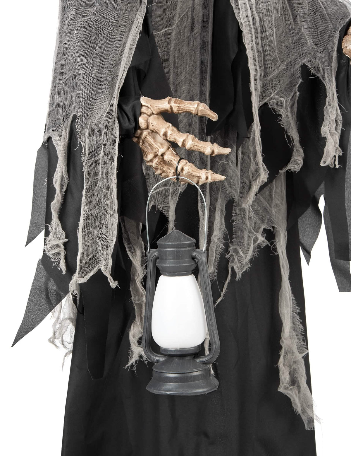 Détail de la lanterne tenue par la main squelettique de la décoration animée sonore et lumineuse Faucheuse Brillante