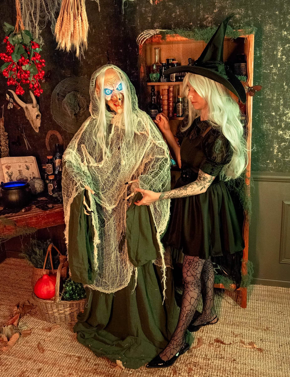 Décoration animée sonore et lumineuse Sorcière Andromeda pour Halloween vert et beige avec yeux bleus