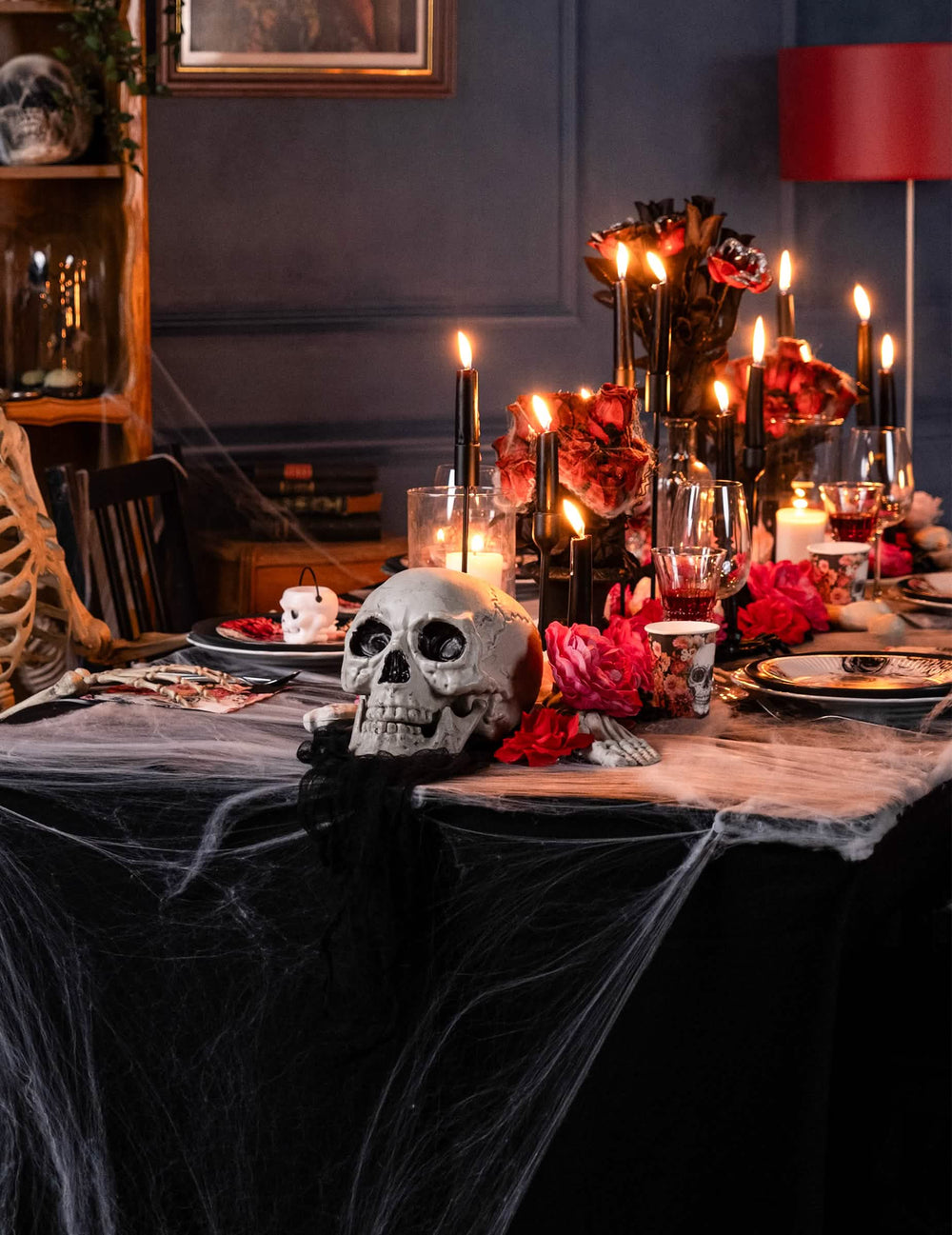 Pöytäasetelma halloween-kallokoristeesta