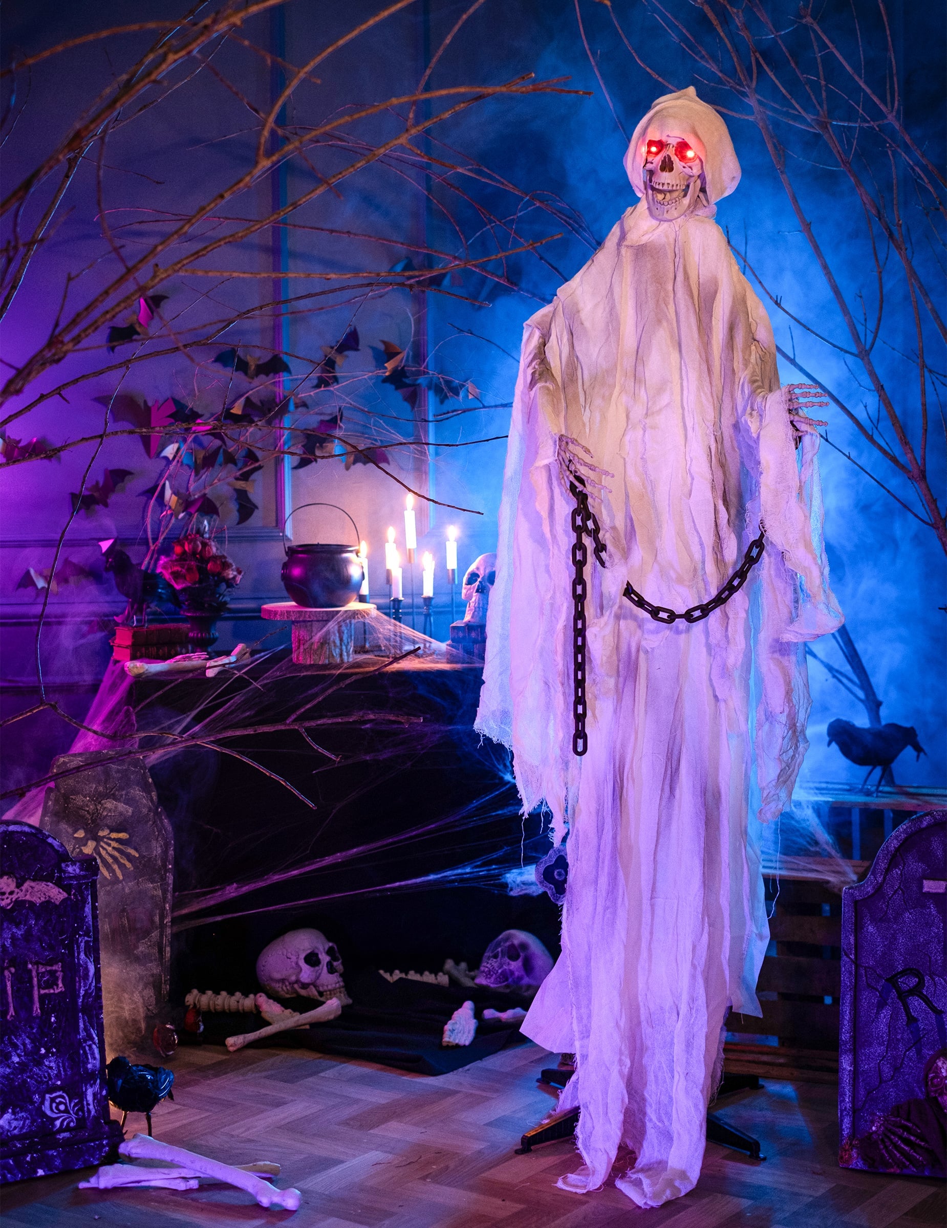 Mise en situation dans un décor d'Halloween de la décoration debout fantôme enchainé