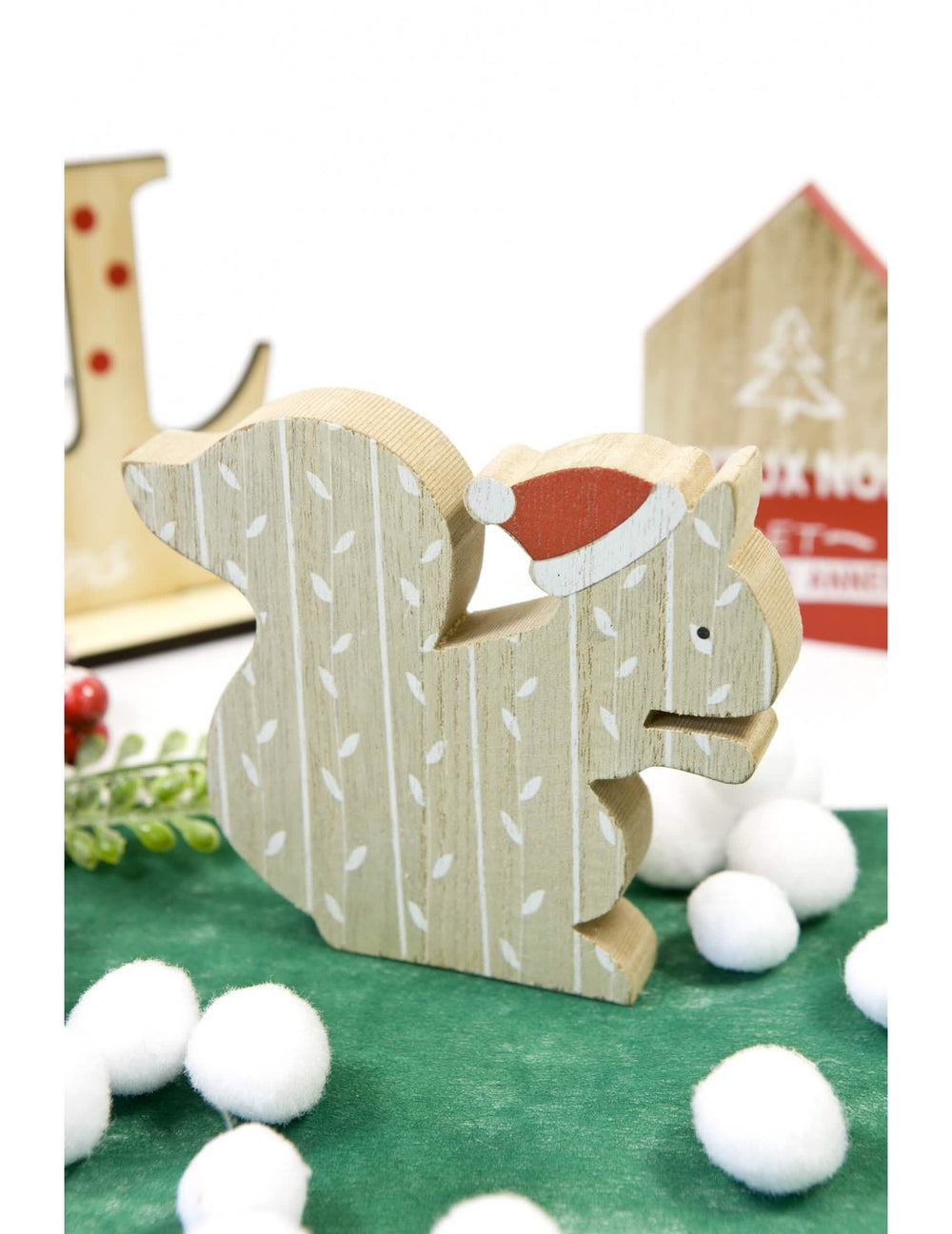 Vue de profil de la décoration en bois écureuil avec bonnet de Noël