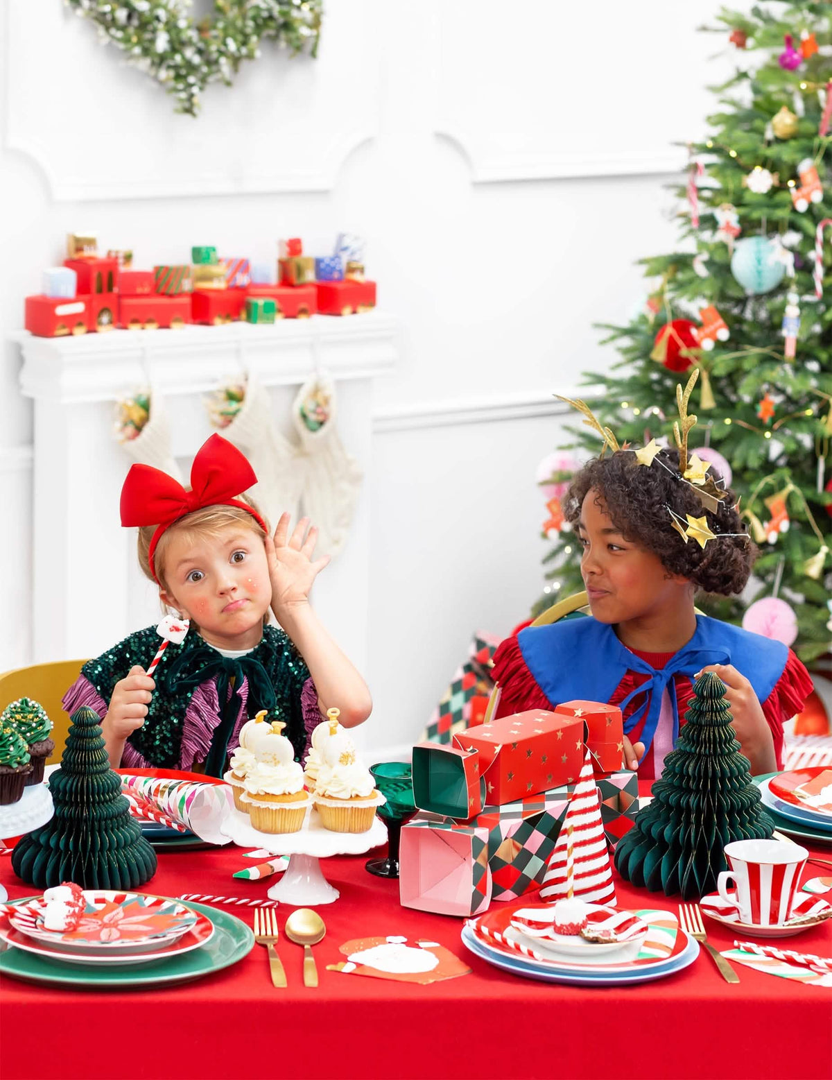 Mise en situation avec enfants de la décoration en papier alvéolé sapin de Noël