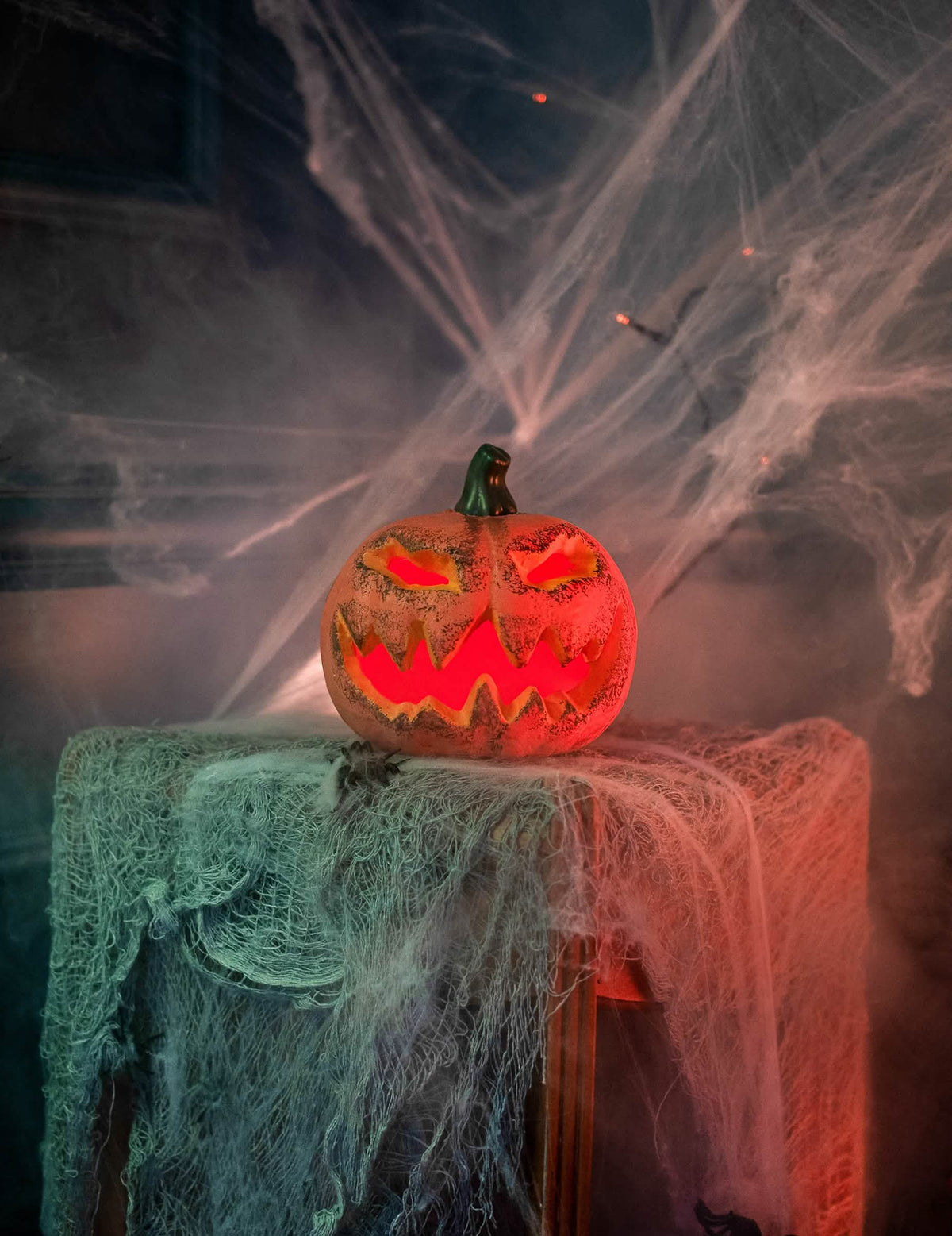 Utuisen ja pelottavan tunnelman halloween-kurpitsat-valoihin koristeessa