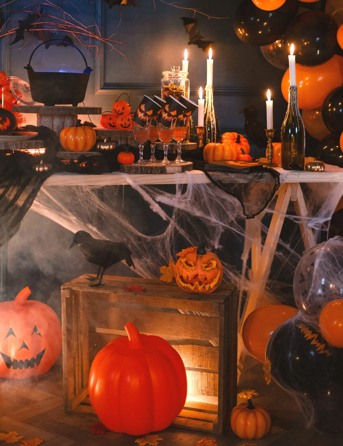 Juhlava asetelma halloweenin kurpitsat-valokoristeelle