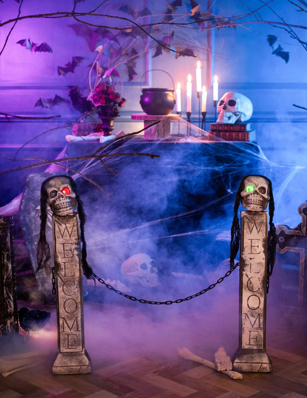 Pelottava lavastus, jossa on halloween-valaistuskoriste hautakammion julkisivulla