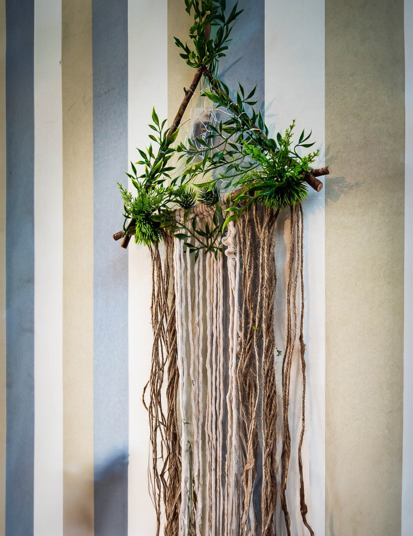 Mise en situation de la décoration lumineuse végétale et jute