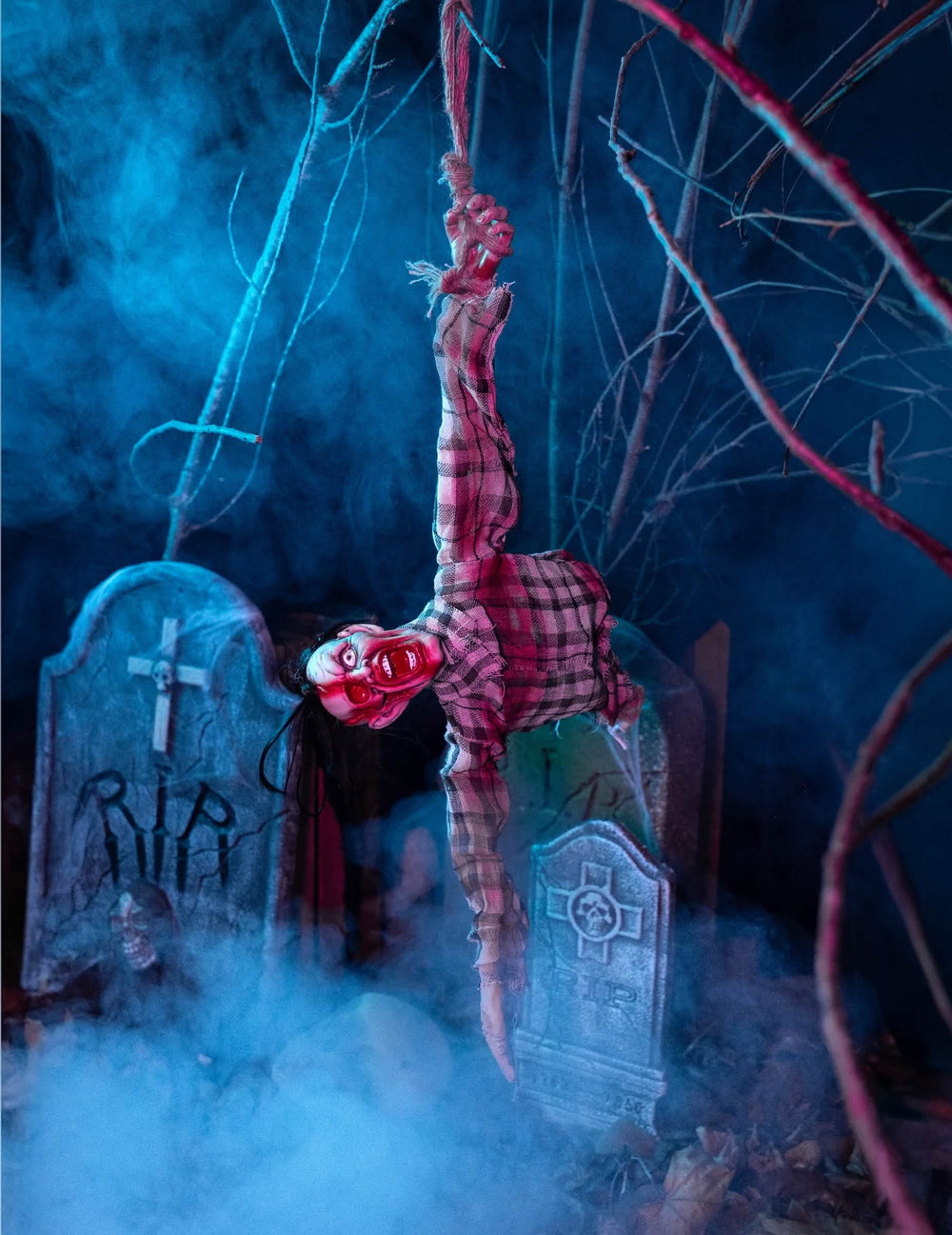 Näkymä ripustuksesta käsivarren avulla halloweenin zombiet-torson koristeesta