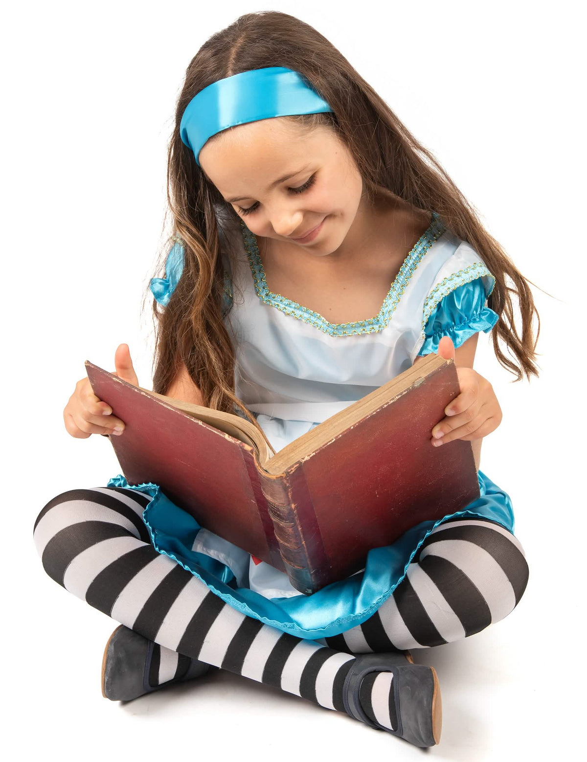 tytöt lukemassa kirjaa Alice-puvussa tytöille