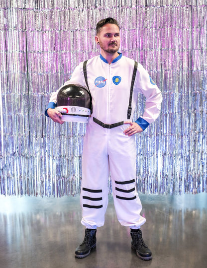 Vue de face avec casque à la main du déguisement astronaute de l'espace