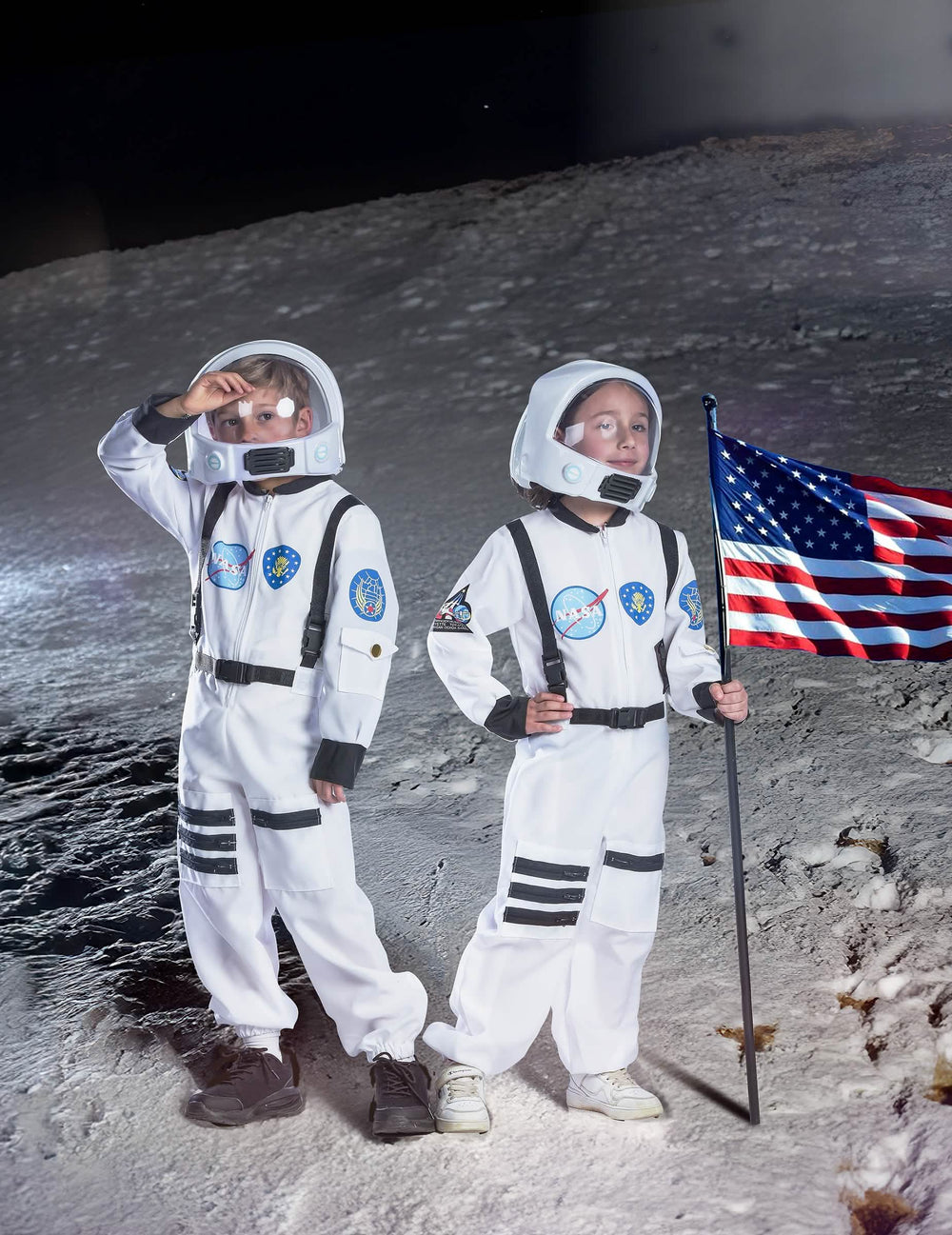 Lavastus kuussa astronautin asun lipun kanssa lapsille