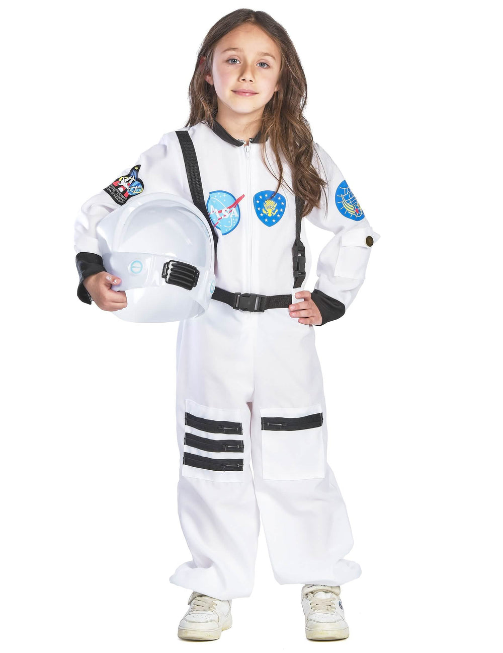 Etunäkymä, lapsille tarkoitetun astronaute-asun kypärä kädessä