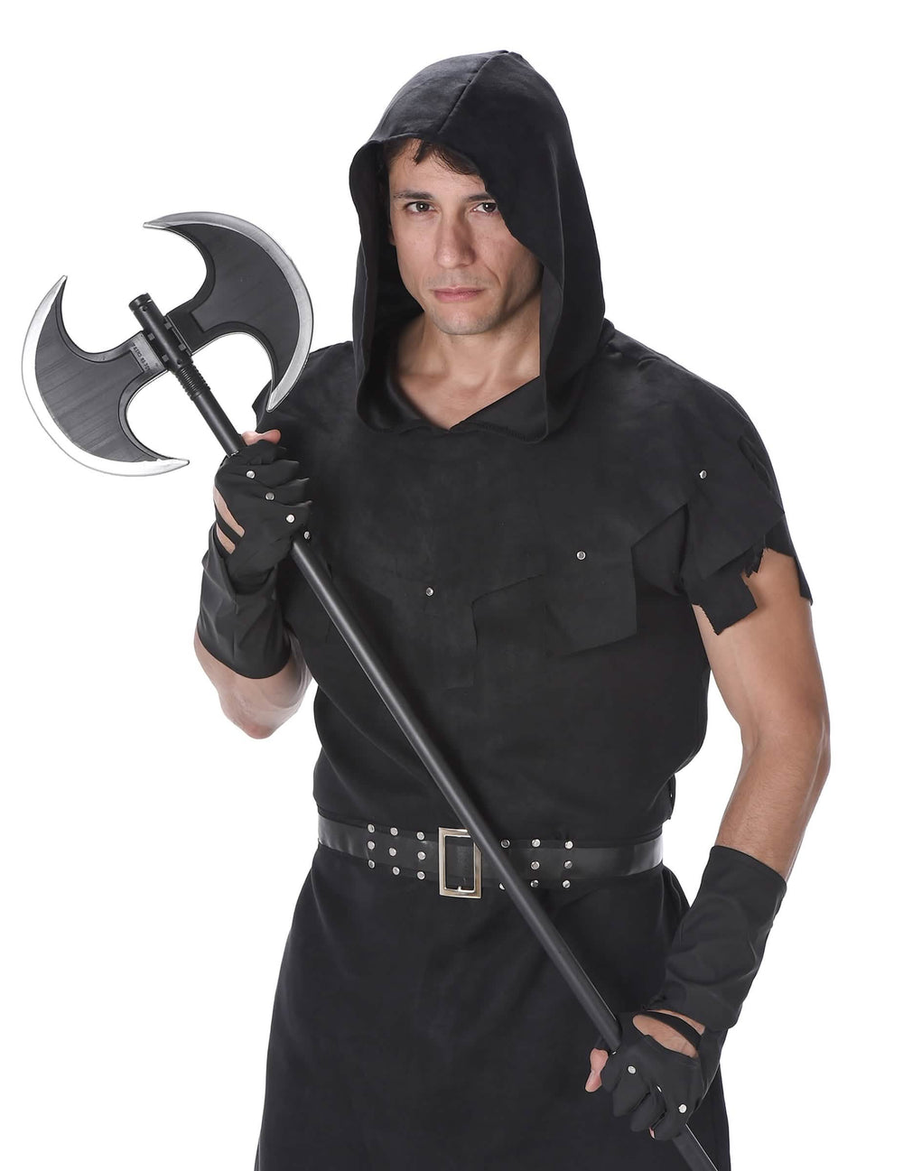 Gros plan sur le buste et la hache du déguisement de bourreau pour homme