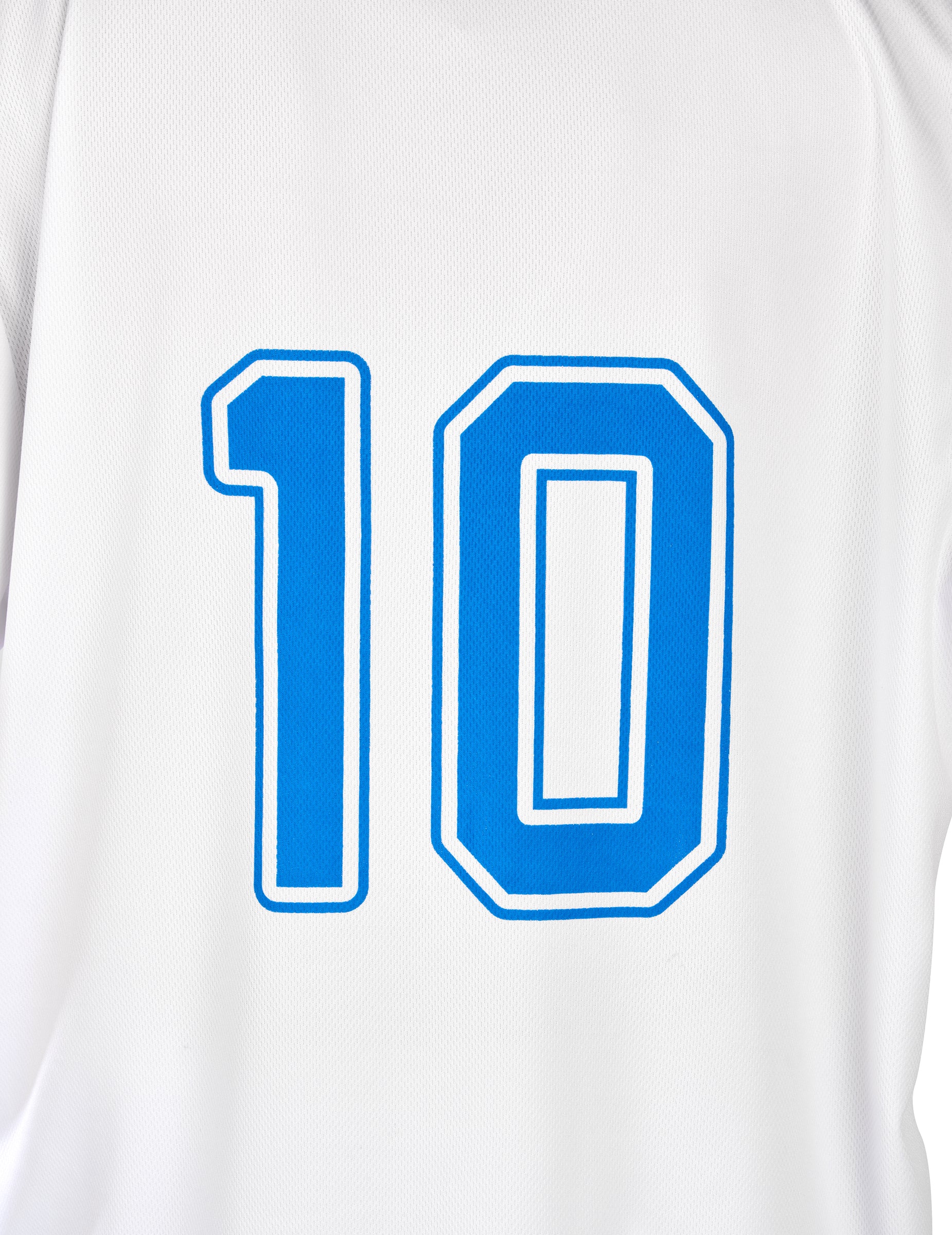 Gros plan sur le numéro 10 du déguisement de capitaine de football pour homme