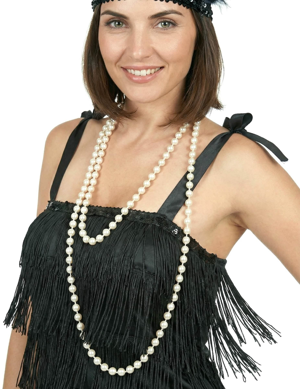 Gros plan sur le collier de perles et les franges du déguisement charleston pour femme