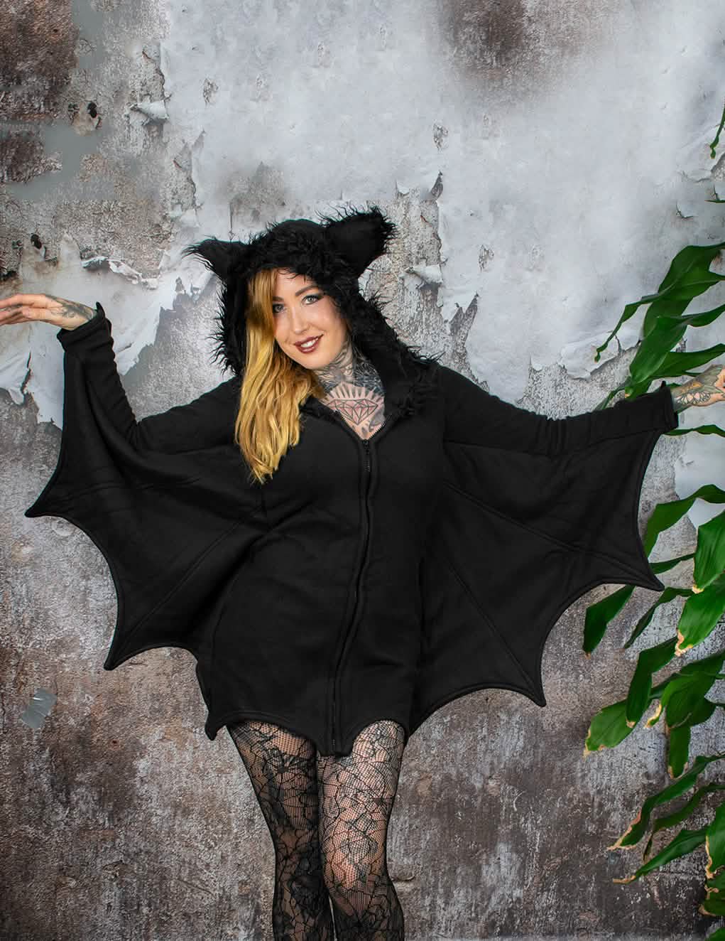 Edestä näkyvät siivet levitettynä halloween-naisten lepakkopukusta