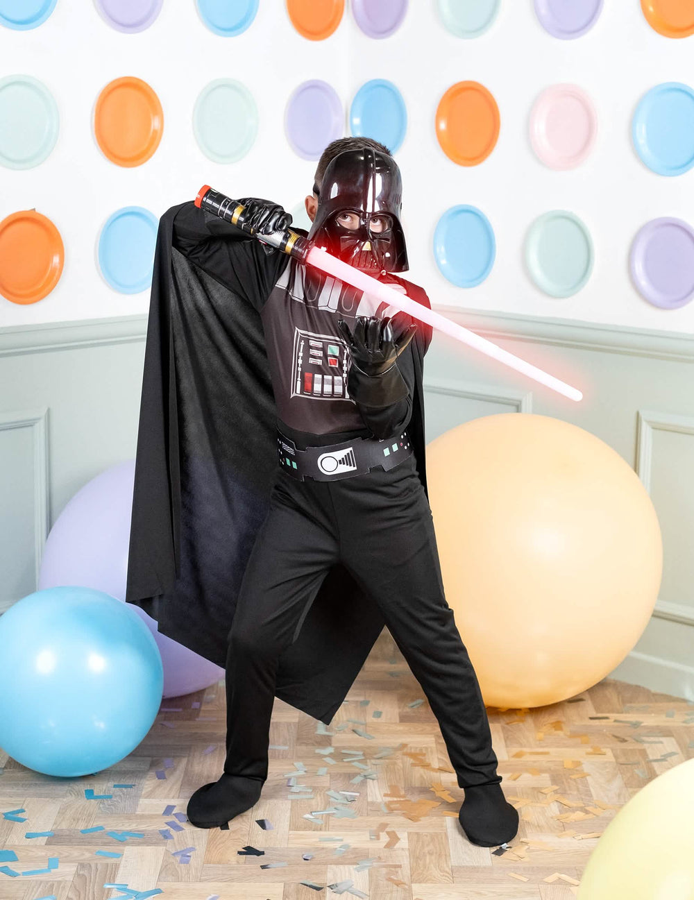 Poseerausasento valomiekan kanssa klassisessa Darth Vader -asussa pojat