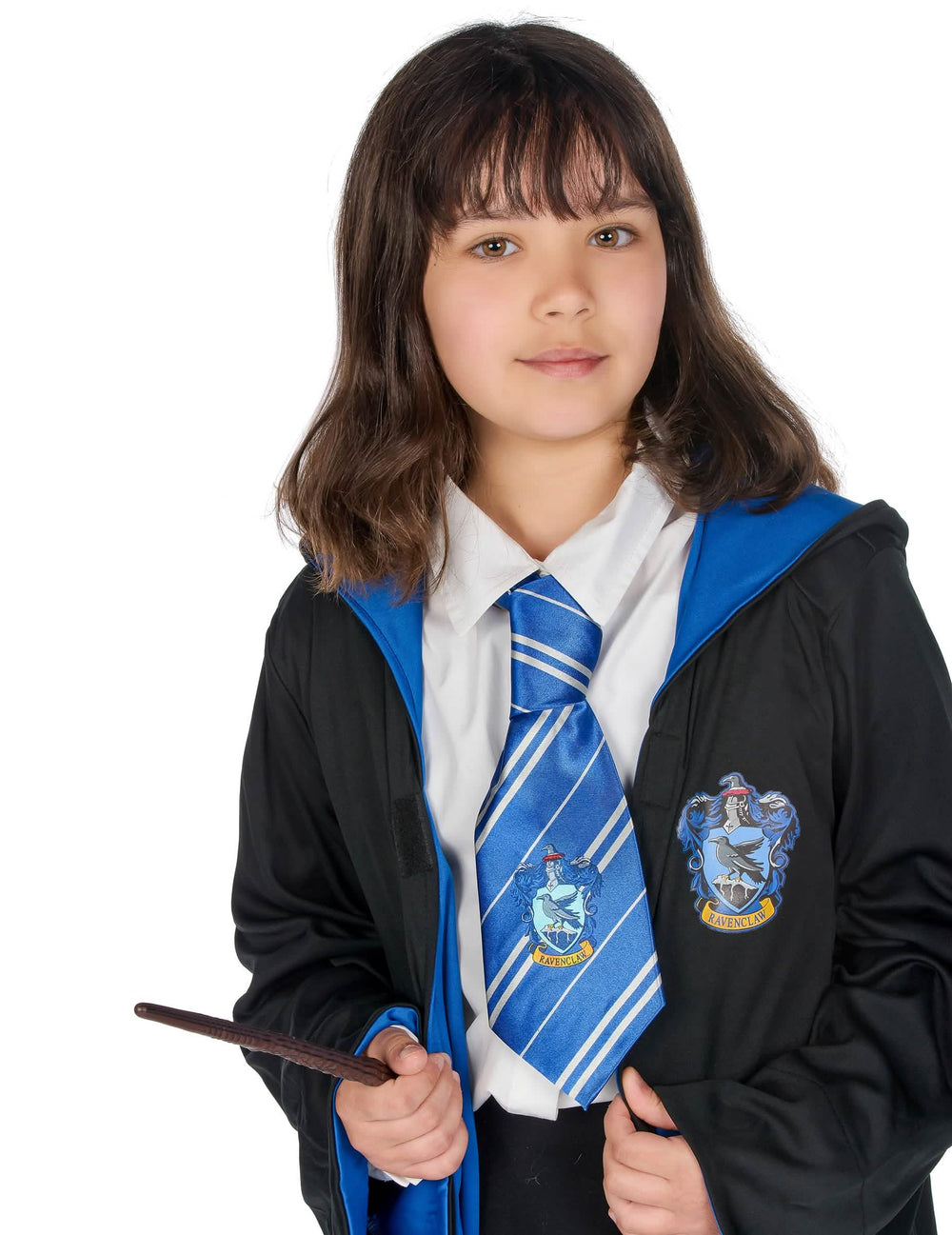 Lähikuva klassisen Serdaigle Harry Potter™ -asupuvun solmiosta ja rintamerkistä