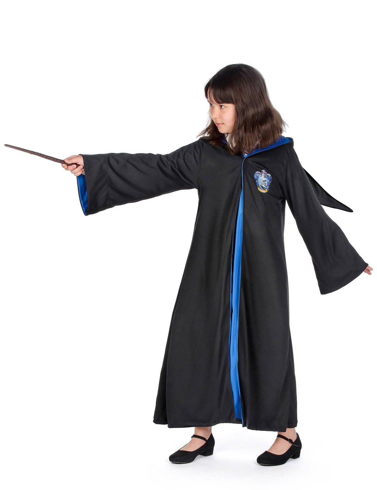 Kolmen neljänneksen näkymä klassisesta Harry Potter™-Ravenclaw-puvusta taikasauvan kanssa