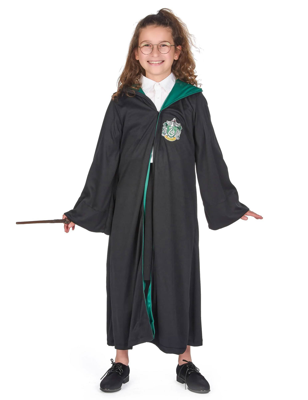 Yleiskuva klassisesta Serpentard Harry Potter -asusta, taikasauva ja silmälasit