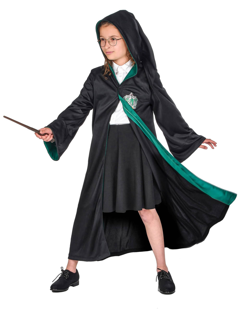 Edestä, klassisen Harry Potter™ Serpeverde -naamiaisasun taikasauvan kanssa