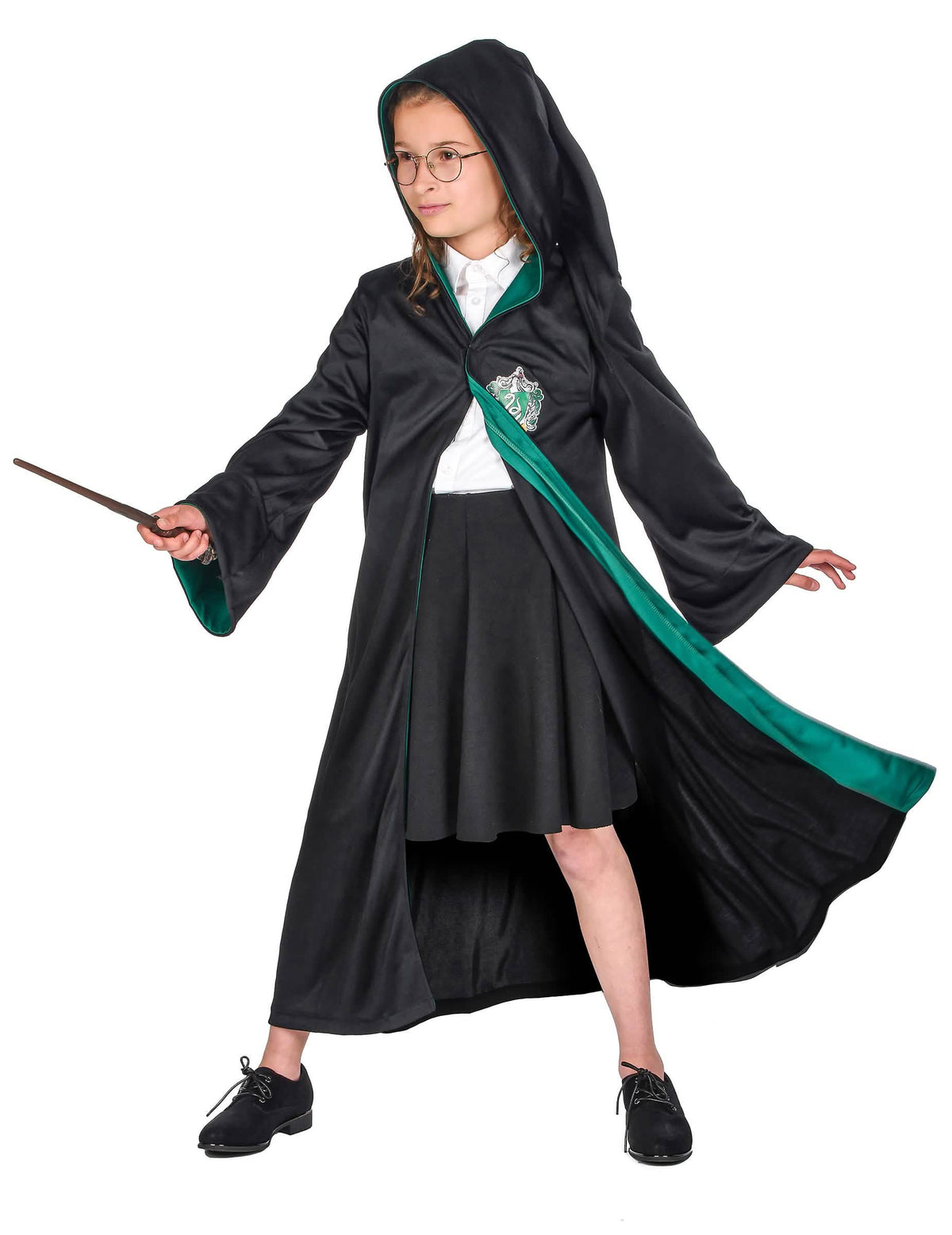 Edestä, klassisen Harry Potter™ Serpeverde -naamiaisasun taikasauvan kanssa