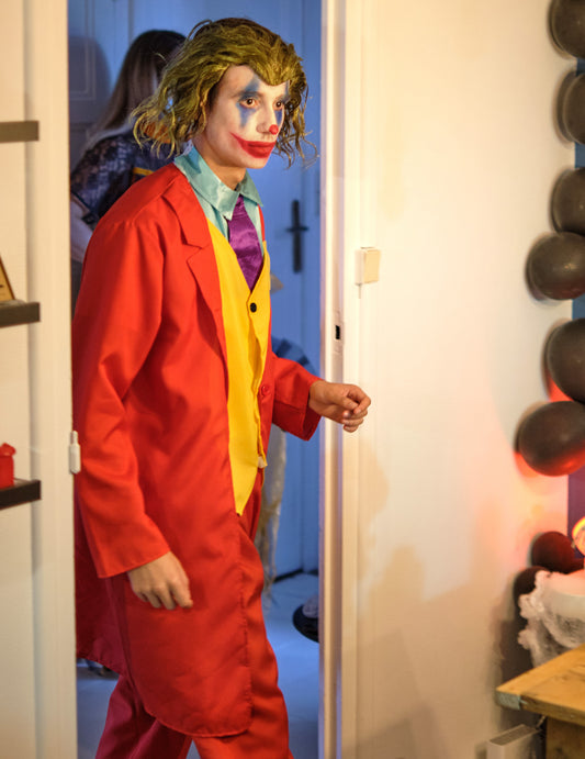 Vue de trois-quarts du déguisement de clown rouge fou pour adulte
