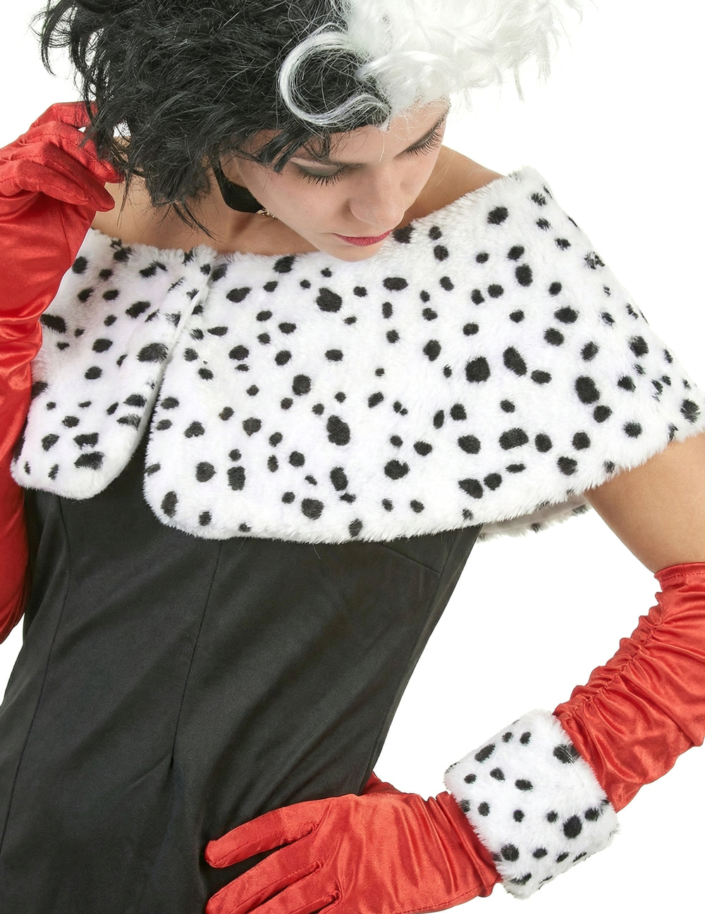 Gros plan sur l'étole dalmatien et les gants du déguisement dame cruelle sexy pour femme