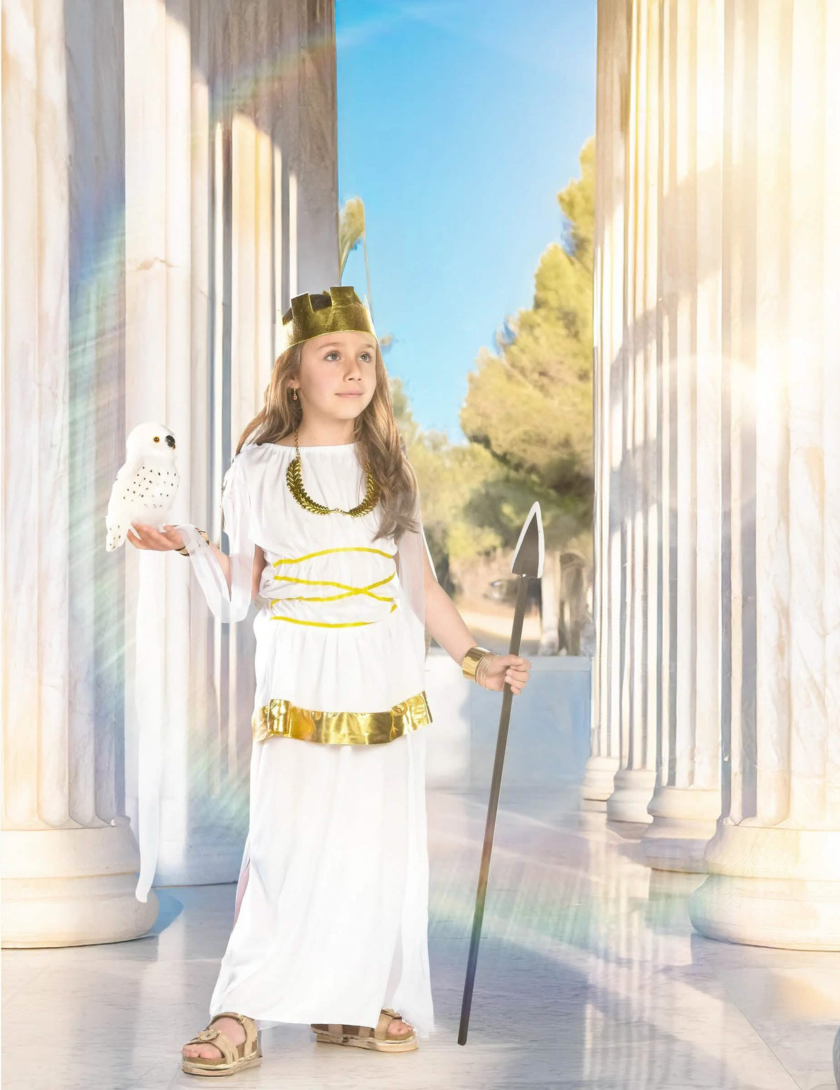 Lavastustilanne keihäällä ja pöllöllä Athena-jumalattaren asusta tytöt
