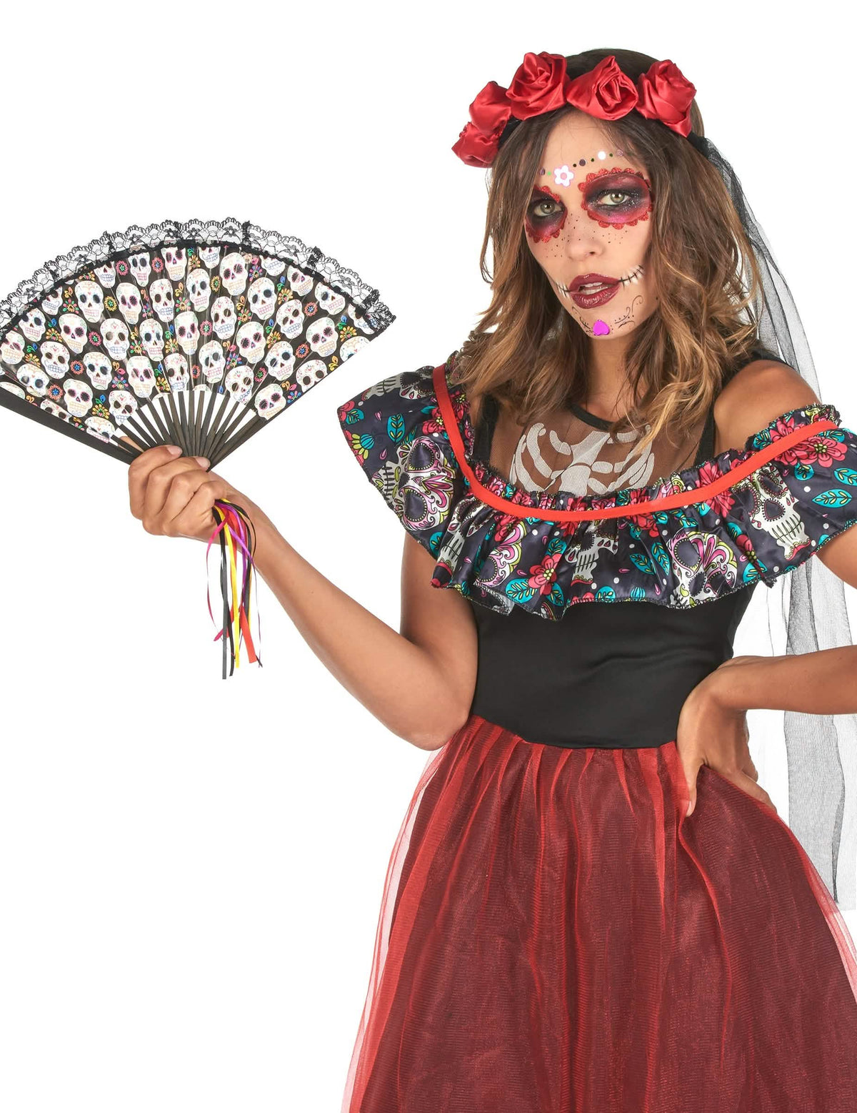 Rintakuva meikeillä ja Dia de los Muertos -naamiaisasun viuhalla naisille